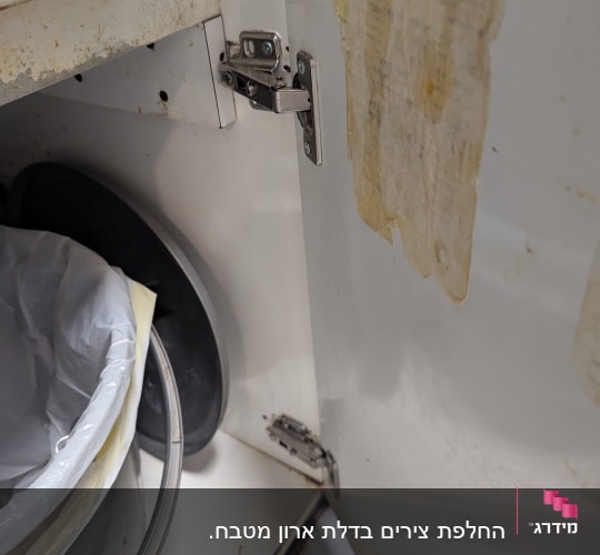 החלפת ציר מתכת בדלת ארון במסגרת עבודת הנדימן